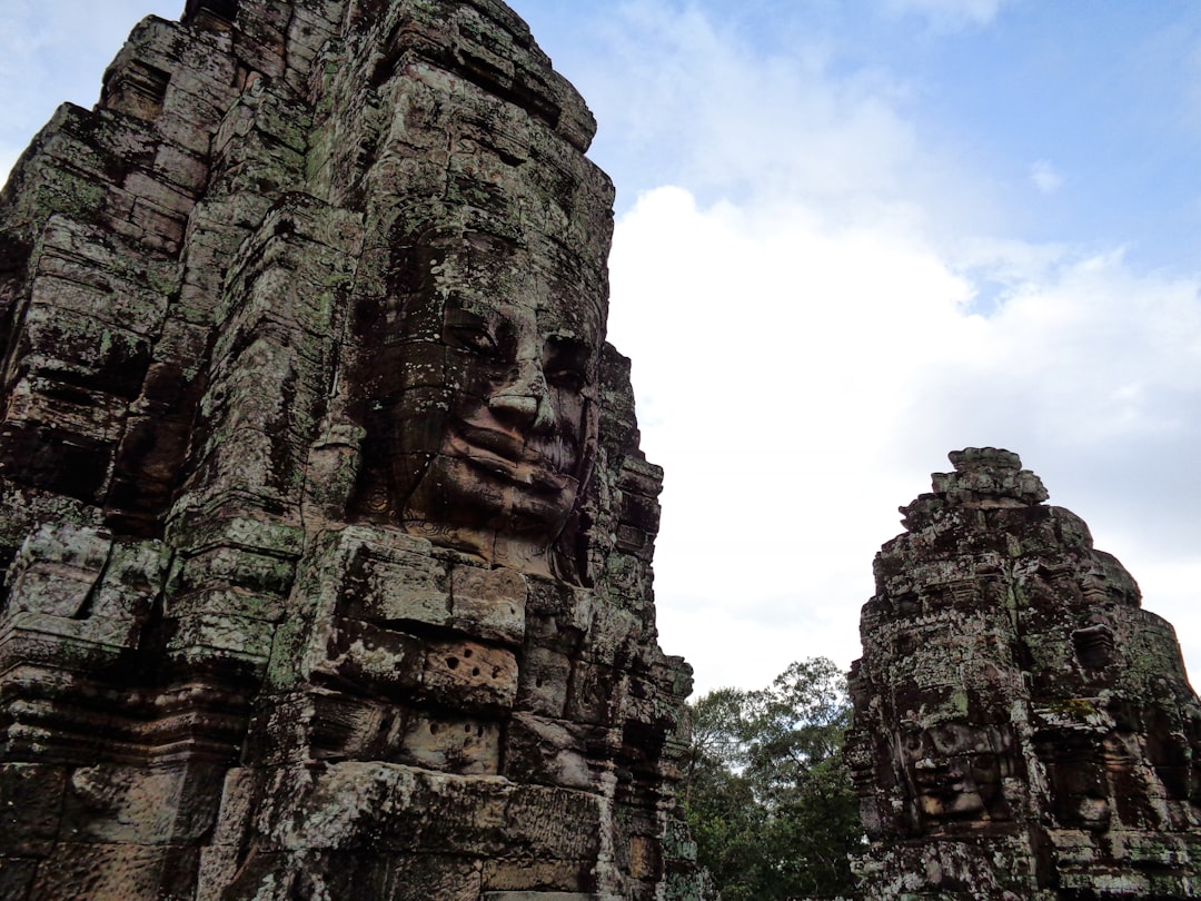 Angkor Wat al amanecer: torres entre niebla y reflejos - Wat Po | Secret World Trip Planner