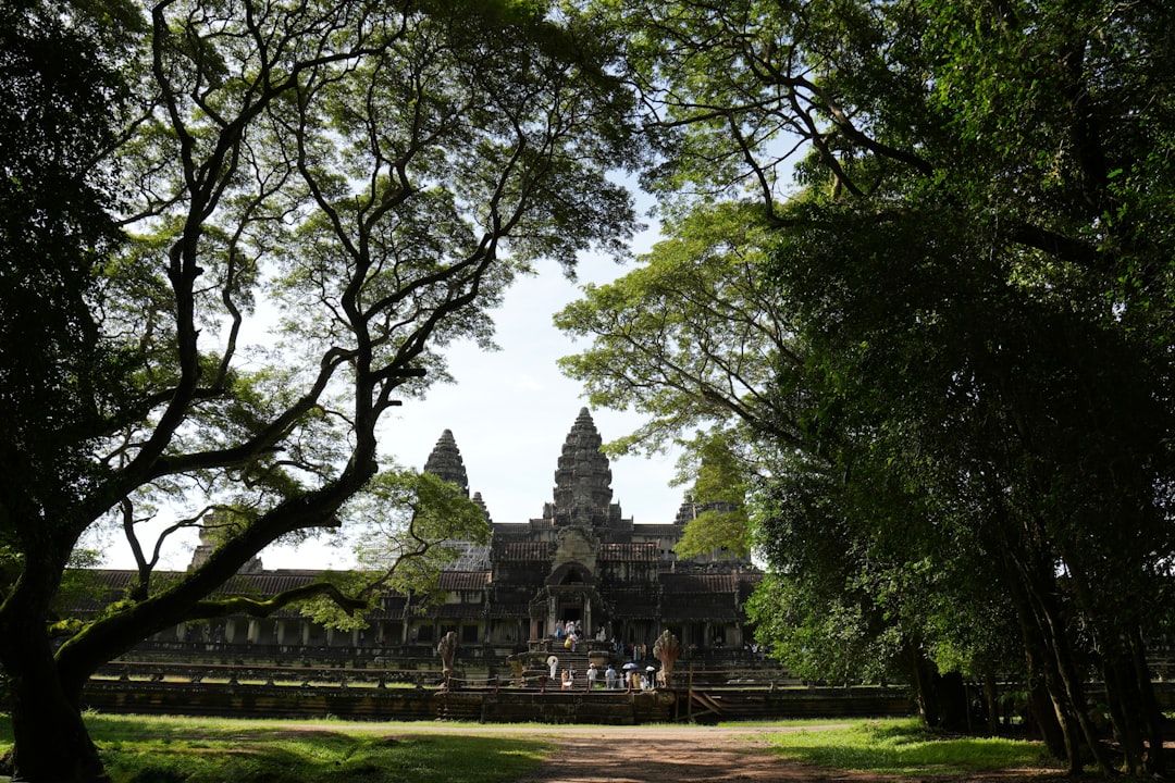 Angkor Wat al amanecer: torres entre niebla y reflejos - Wat Po | Secret World Trip Planner