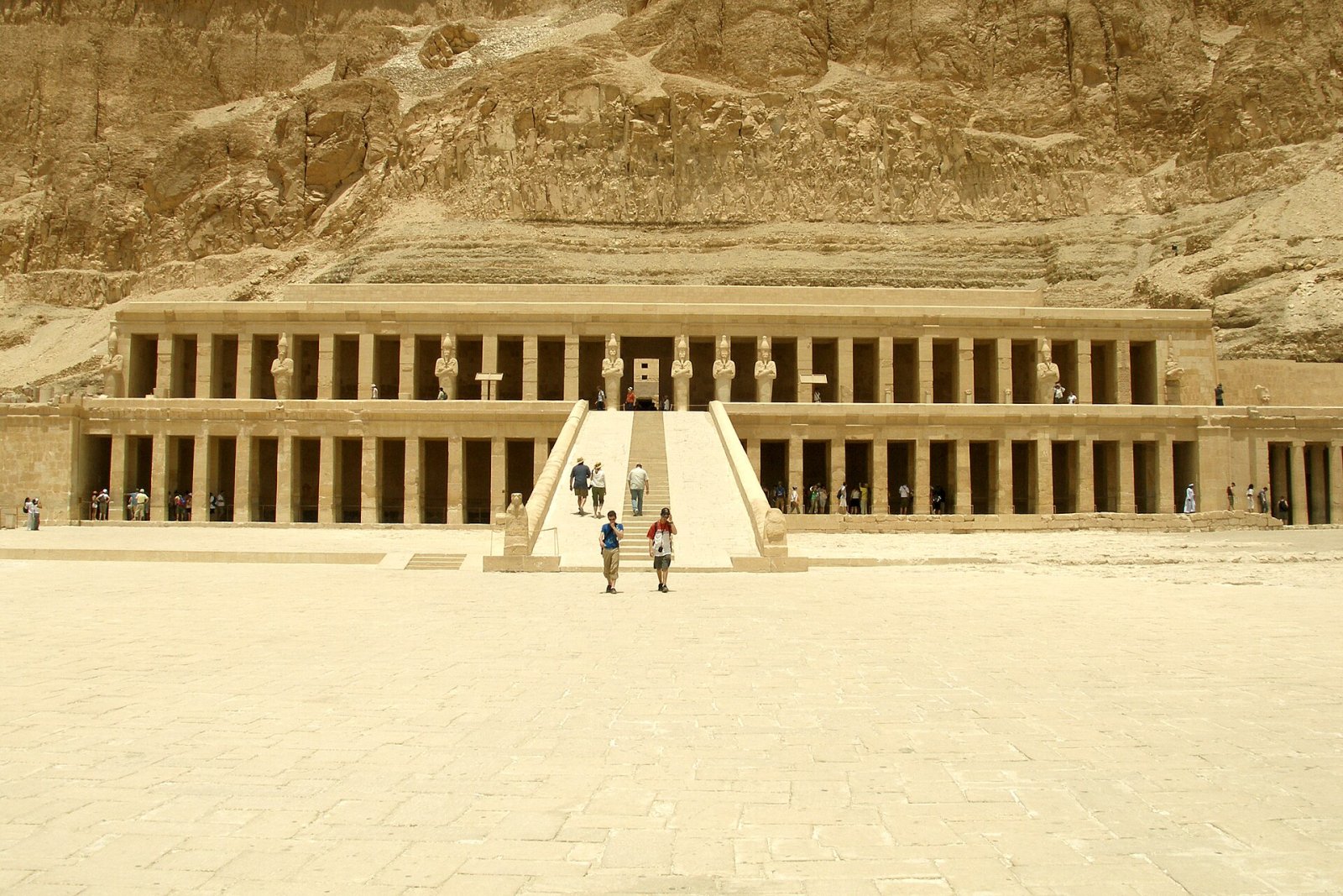 Il Tempio Mortuario di Hatshepsut: Un Capolavoro dell'Antico Egitto — Al Qarna