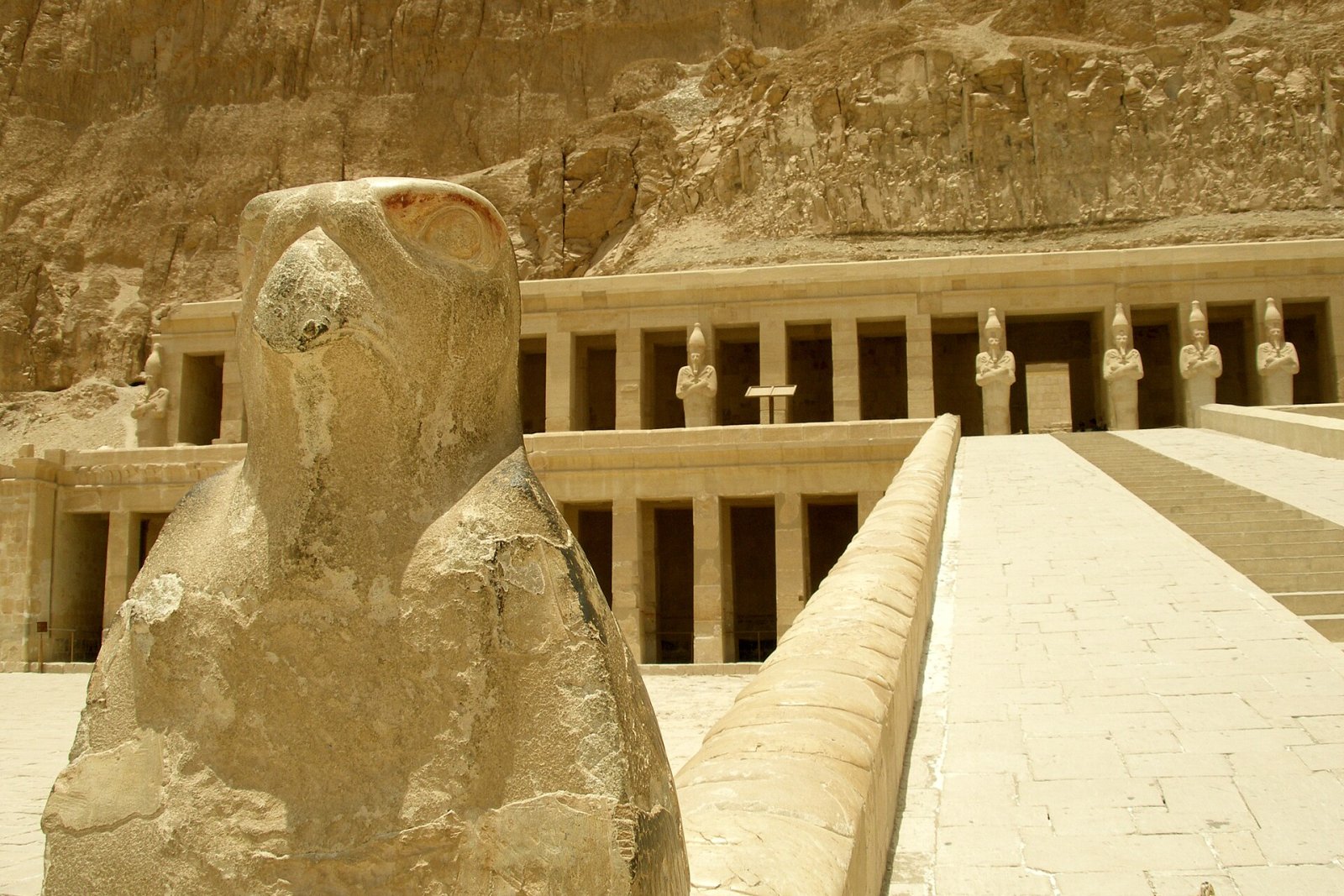 O Templo Mortuário de Hatshepsut: Uma Obra-Prima do Antigo Egito - Al Qarna | Secret World Trip Planner