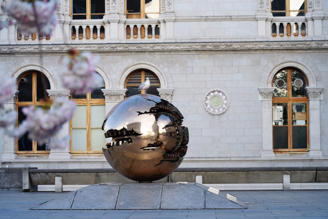 Scoprire la Sfera con Sfera di Arnaldo Pomodoro in Irlanda - Dublin | Secret World Trip Planner