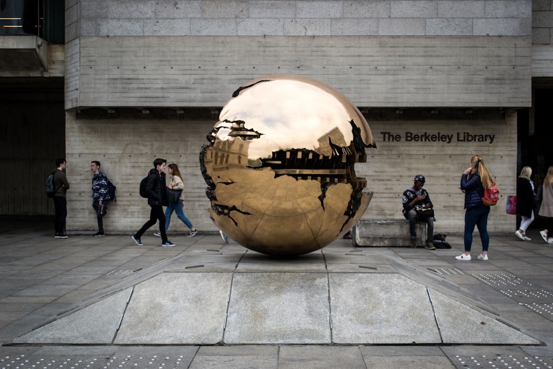 Die Sphäre mit Sphäre von Arnaldo Pomodoro in Irland entdecken - Dublin | Secret World Trip Planner