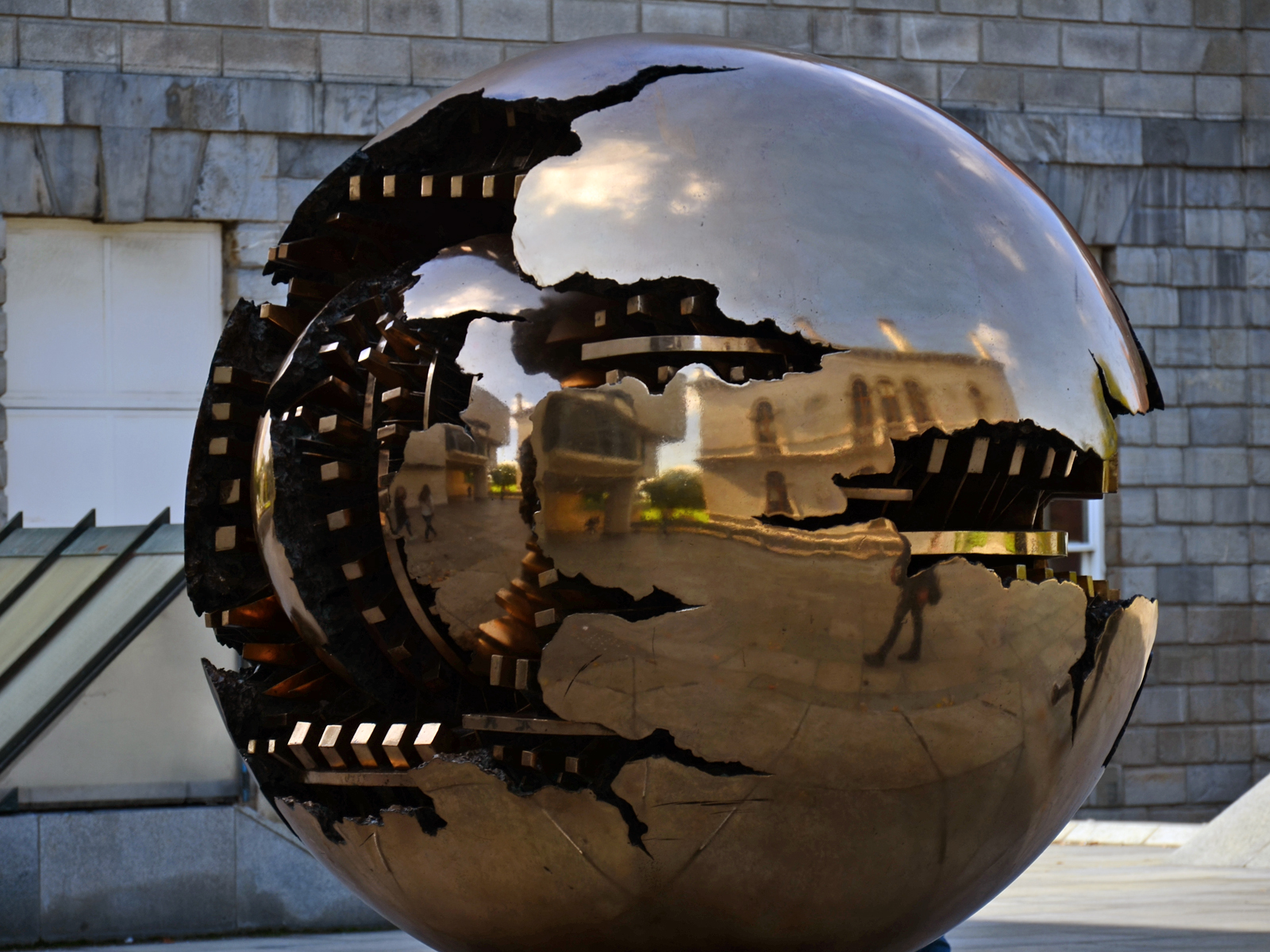 Descubra a Esfera com Esfera de Arnaldo Pomodoro na Irlanda - Dublin | Secret World Trip Planner