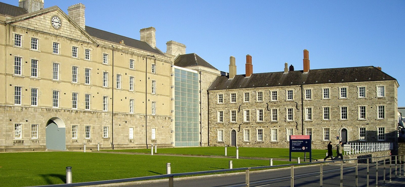 Visite o National Museum of Ireland em Collins Barracks - Dublin | Secret World Trip Planner