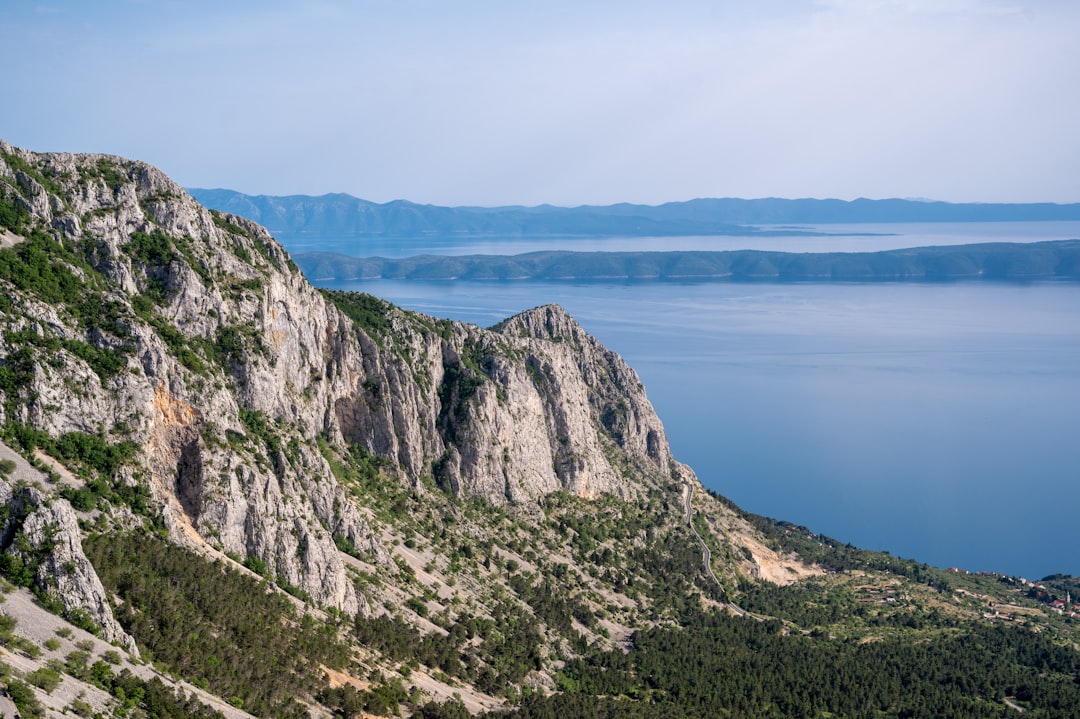 Scopri la Magia del Monte Hum in Croazia - Komiža | Secret World Trip Planner