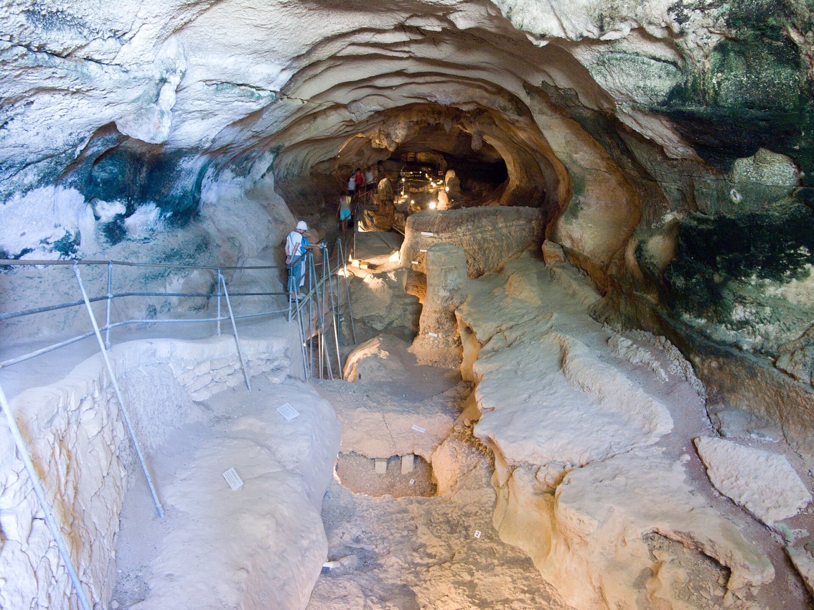 Descubra Għar Dalam: Um Tesouro Natural de Malta - Birżebbuġa | Secret World Trip Planner
