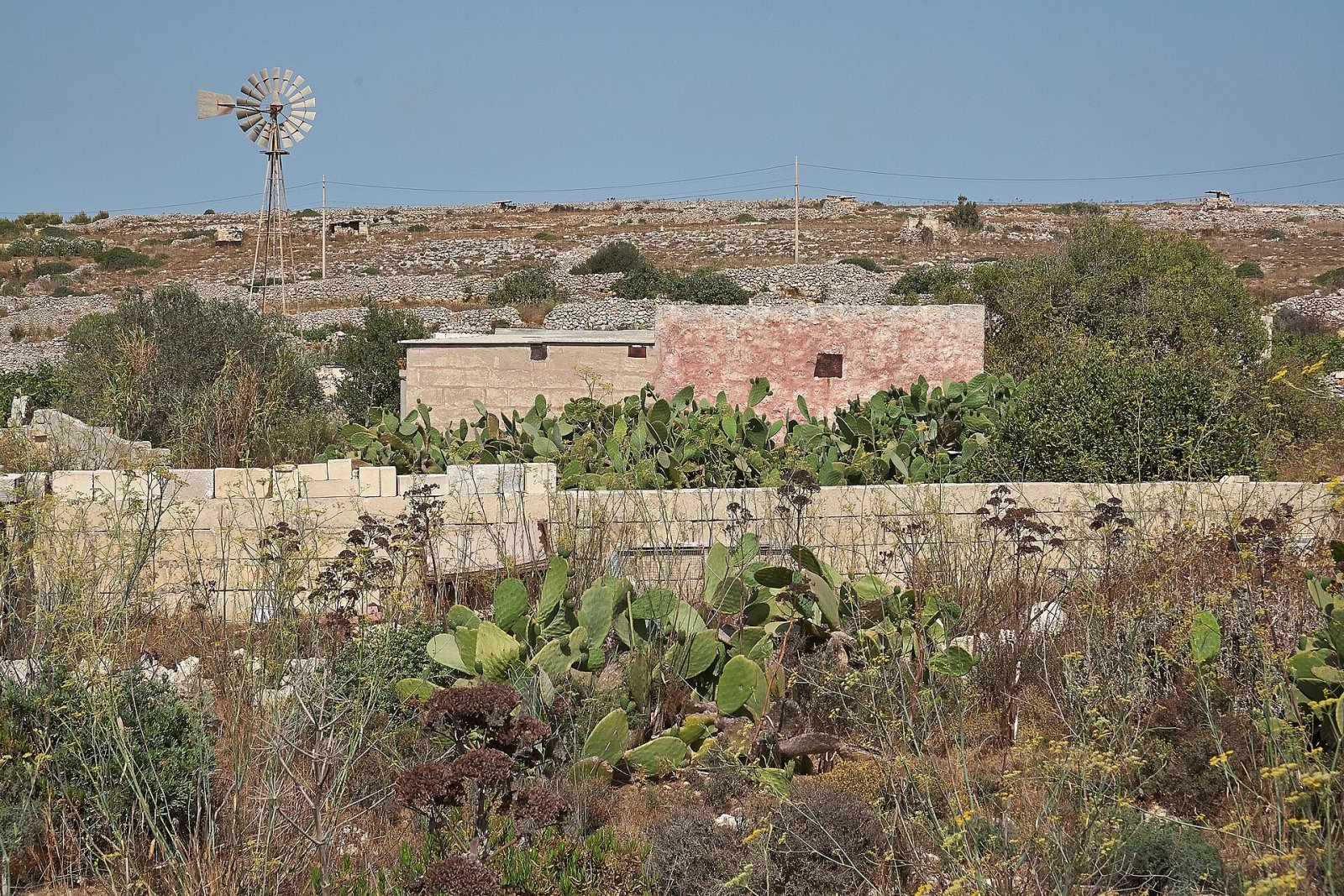 Scopri Ta’ Dmejrek: La vetta più alta di Malta - Is-Siġġiewi | Secret World Trip Planner
