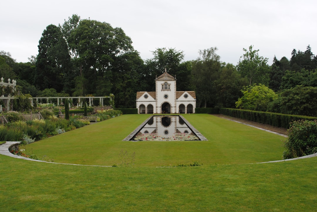Bodnant Garden: Der goldene Glyzinientunnel in Wales - Tal-y-cafn | Secret World Trip Planner