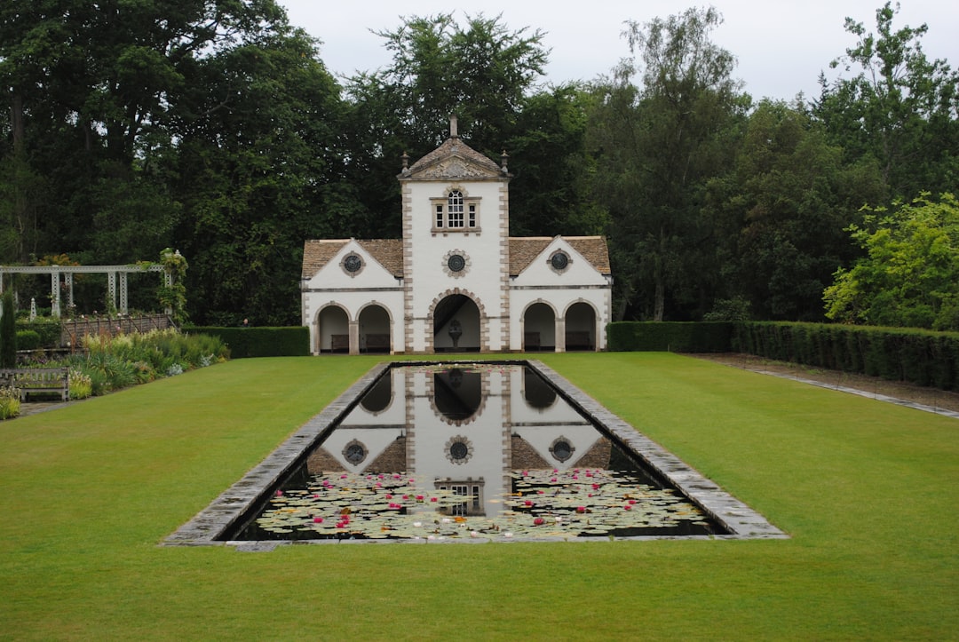 Jardim Bodnant: o túnel de glicínias douradas no País de Gales - Tal-y-cafn | Secret World Trip Planner