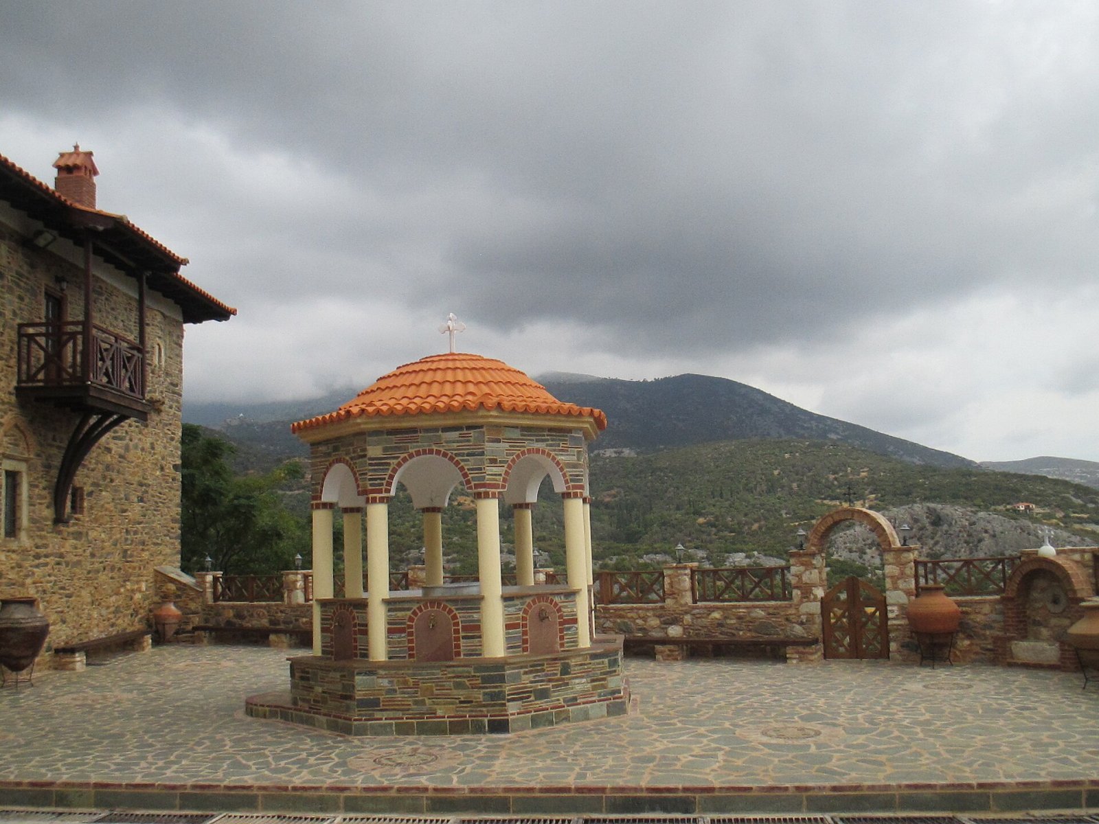 Entdecken Sie das Kloster Megali Panagia: ein Schatz von Samos - MRWR+6W Moni Megalis Panagias | Secret World Trip Planner