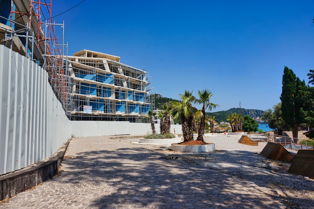 Dhermi : la plage albanaise entre galets et eaux turquoises - 4JVP+QF6 | Secret World Trip Planner