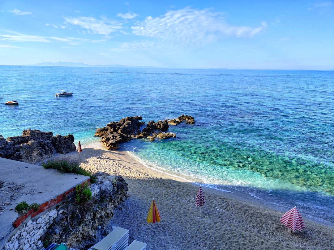 Dhermi: la playa albanesa de arena blanca y aguas turquesas - 4JVP+QF6 | Secret World Trip Planner