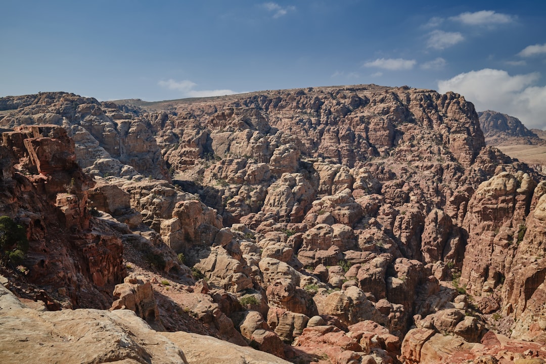 Découvrez Qalb Abu Sharshuh : un coin de nature en Jordanie | Secret World Trip Planner