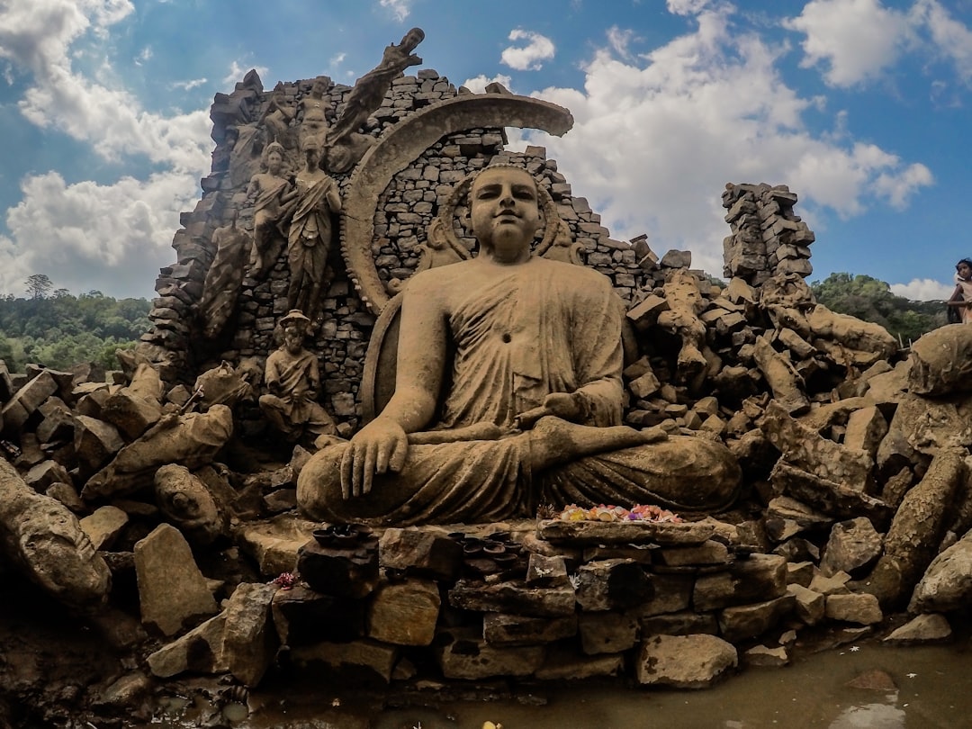 Maligawila Buddha Statue: un capolavoro della storia dello Sri Lanka - Okkampitiya | Secret World Trip Planner