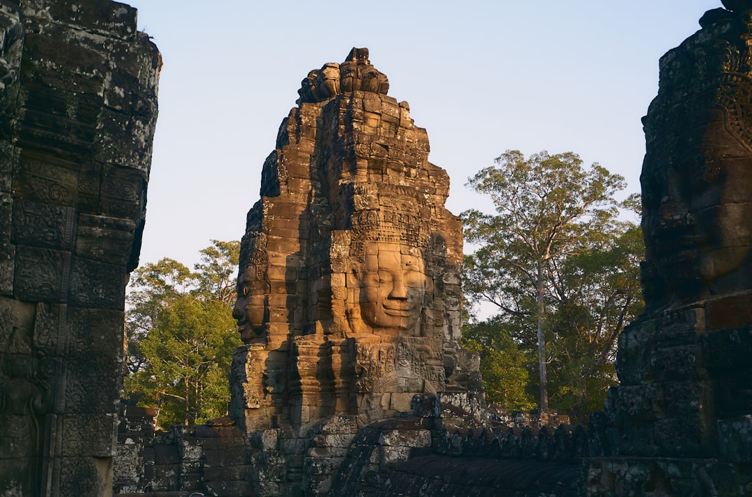 Esplorando la Storia dei Buddha in Cambogia — Sangkom Thmei