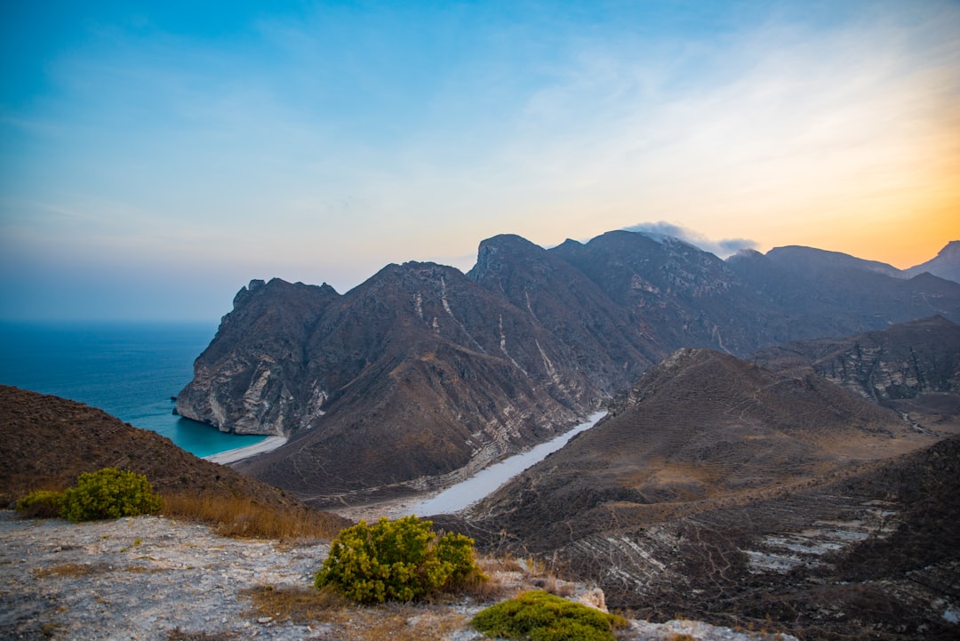 Entdecken Sie Jabal Madhrub: der bezaubernde Hügel im Oman — الشعنزي