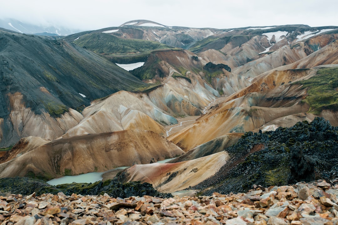 Námafjall Hverir : le désert volcanique d'Islande - J5RR+HP4 | Secret World Trip Planner