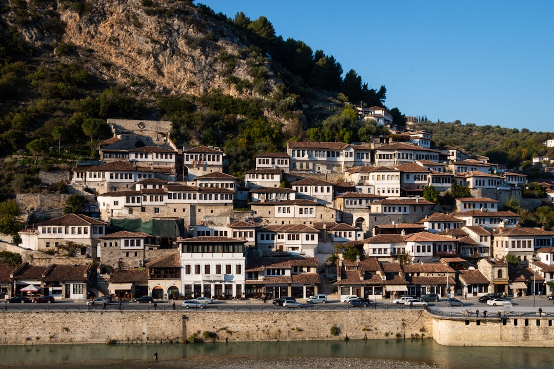 探索地拉那的内内·特雷莎机场 - Juban | Secret World Trip Planner