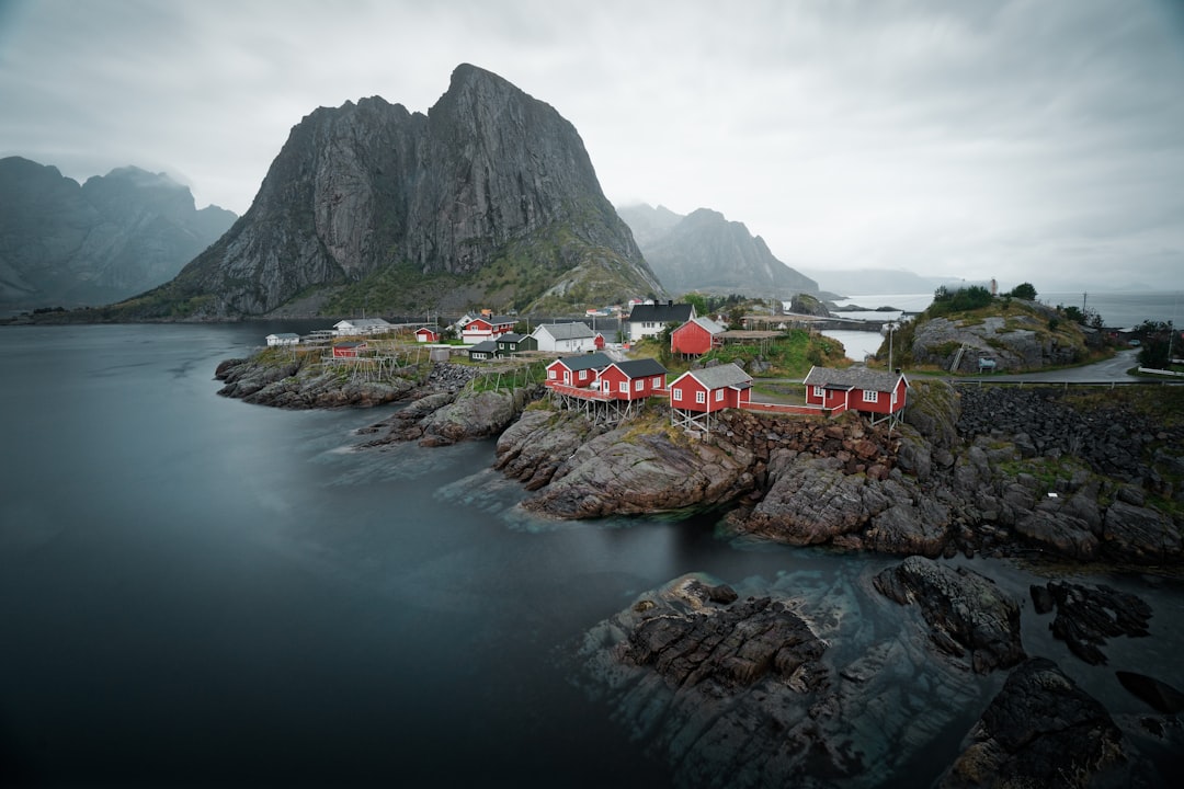 Hamnøy: Die roten Hütten der Lofoten-Fjorde - Olenilsøya | Secret World Trip Planner