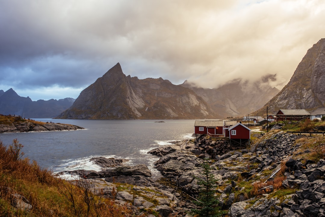 Hamnøy: as cabines vermelhas dos fiordes Lofoten — Olenilsøya