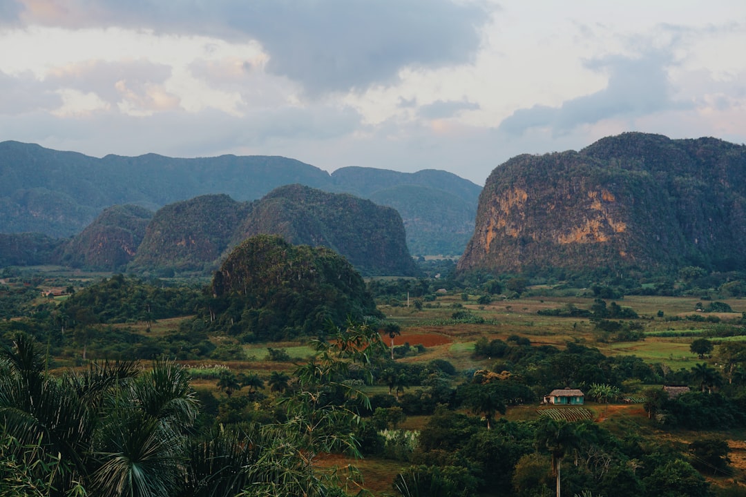 Esplora la Magia della Cueva del Indio a Cuba — Vinales