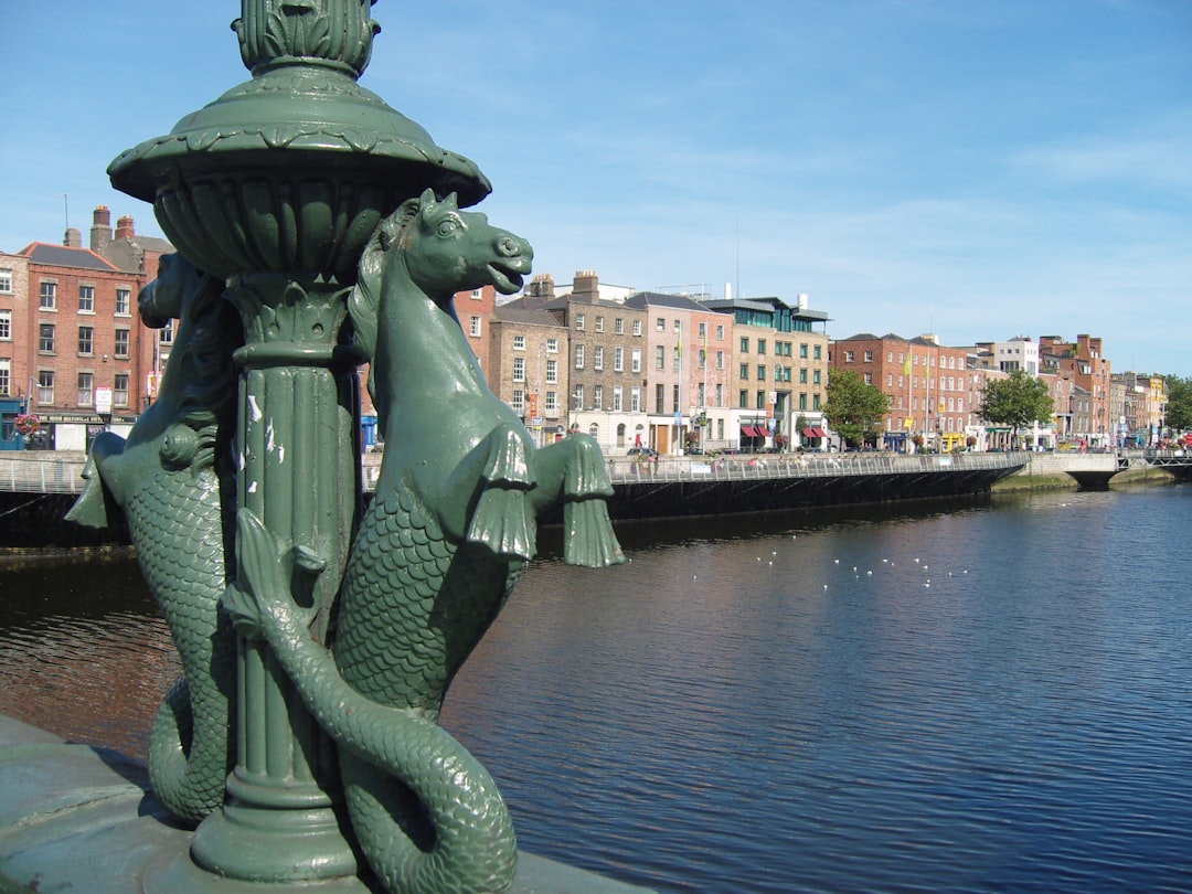 Scopri The Five Lamps: un simbolo culturale di Dublino - Dublin | Secret World Trip Planner
