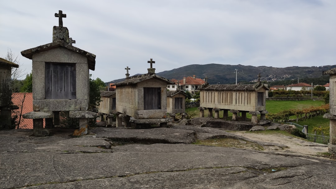 Noraduz: il cimitero dei khachkar sul lago Sevan - 95FJ+RFR | Secret World Trip Planner