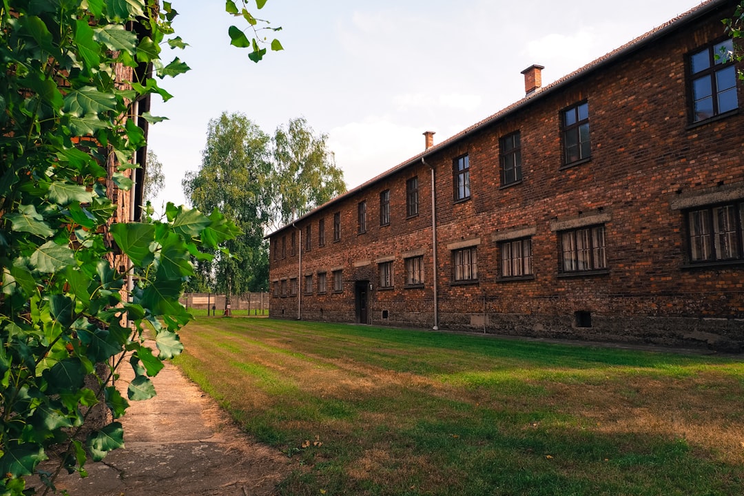 Auschwitz-Birkenau: Besuch des Shoah-Mahnmals - Więźniów Oświęcimia 55 | Secret World Trip Planner
