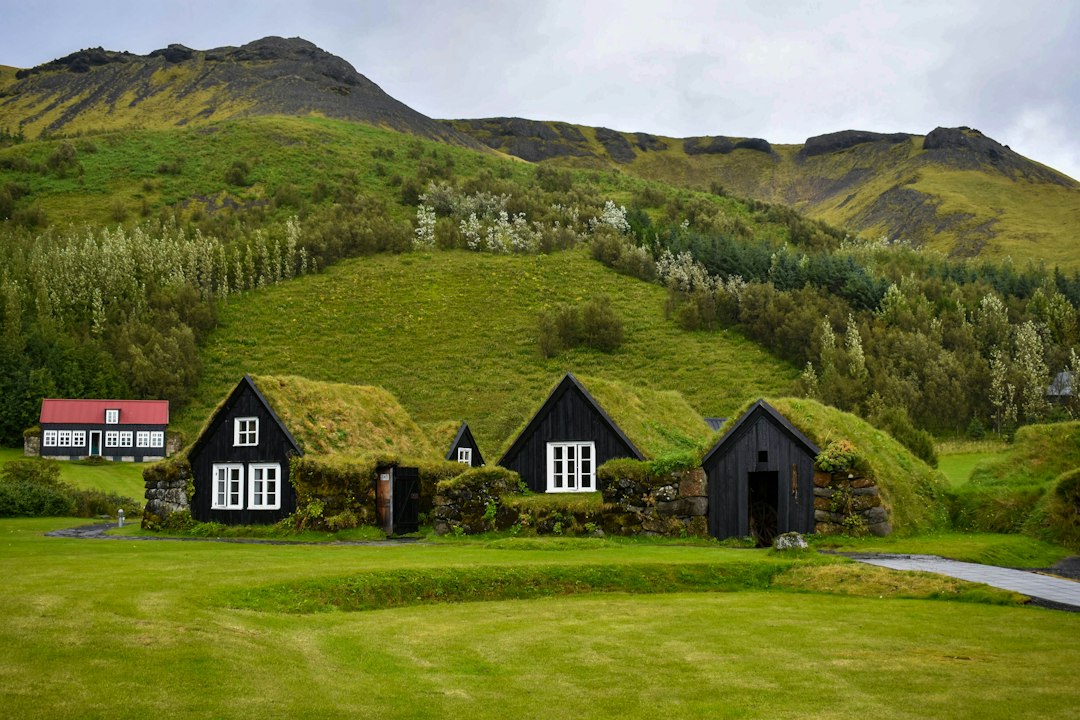 Skógafoss : la cascade de 62 mètres qui vous émerveille — Safnavegur 1