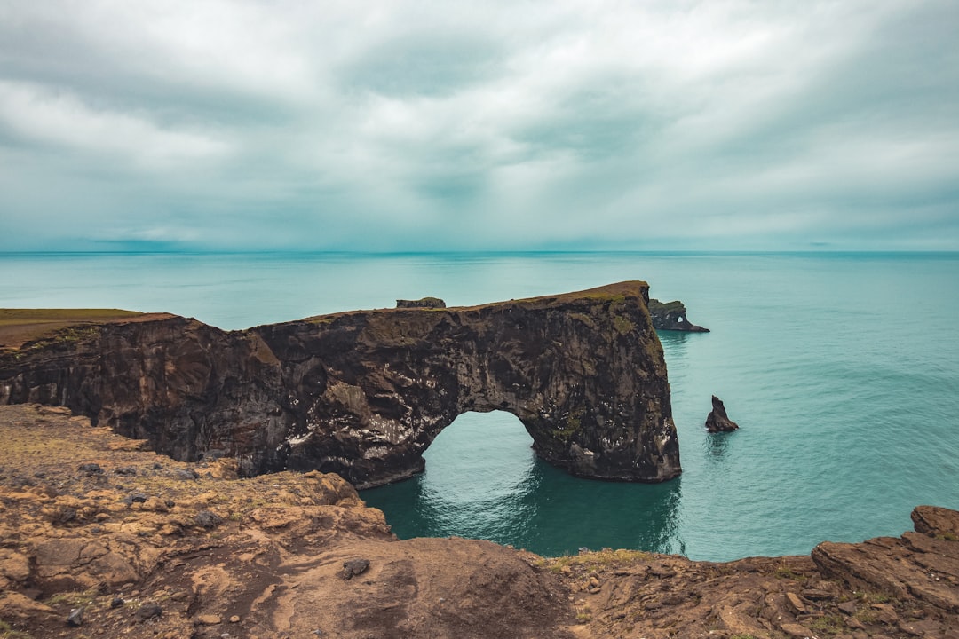 Drangarnir : les arches de roche des Féroé au coucher du soleil - 3HGP+69 | Secret World Trip Planner