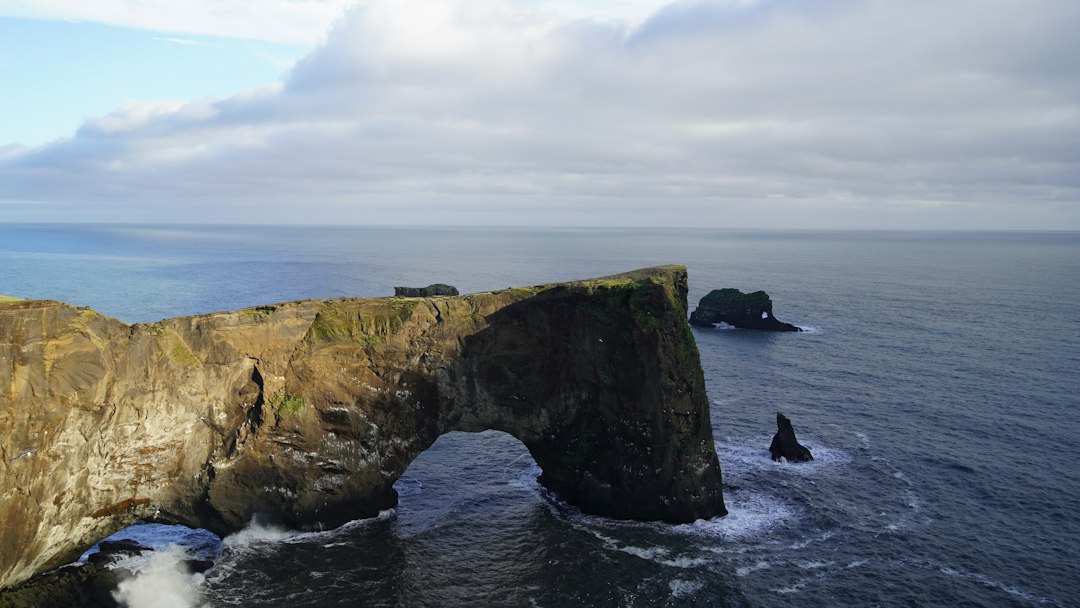 Drangarnir: os arcos de rocha das Faroé ao pôr do sol - 3HGP+69 | Secret World Trip Planner