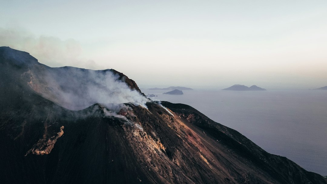 Stromboli : gravir le cratère entre feu et mer — Stromboli