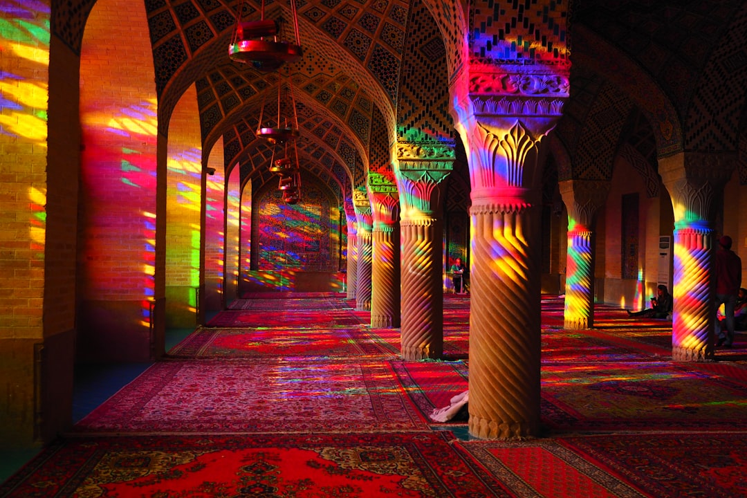 Shiraz, Iran: la patria originaria dell'uva Syrah - Saadi St | Secret World Trip Planner
