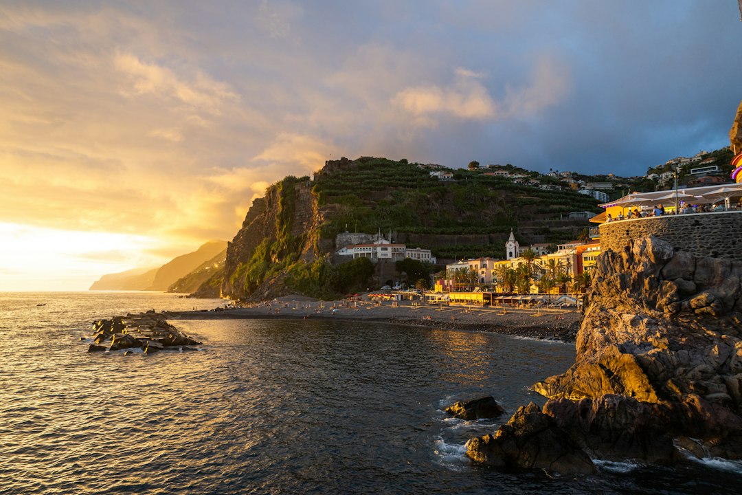 Tramonti a Ponta do Sol: la terrazza sull'oceano di Madeira - Av. 1º de Maio | Secret World Trip Planner
