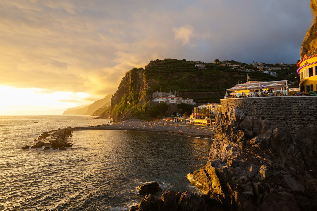 Tramonti a Ponta do Sol: la terrazza sull'oceano di Madeira - Av. 1º de Maio | Secret World Trip Planner