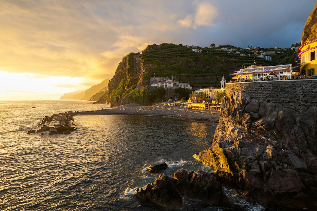 Tramontes à Ponta do Sol : la terrasse sur l'océan - Av. 1º de Maio | Secret World Trip Planner