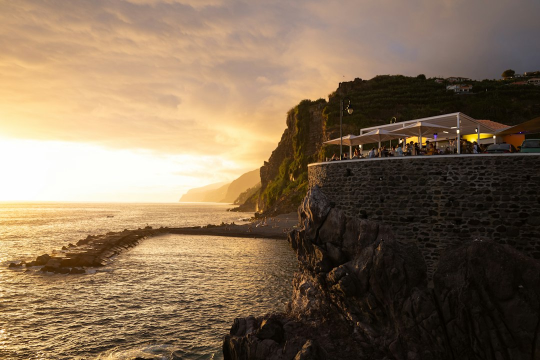 Tramonti na Ponta do Sol: a varanda do oceano da Madeira - Av. 1º de Maio | Secret World Trip Planner