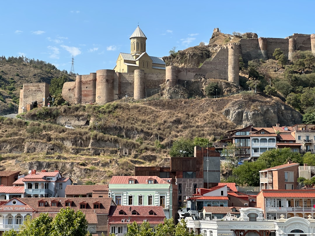 Narikala al tramonto: la fortezza sul gorge di Tbilisi - 20 Orpiri Dead End | Secret World Trip Planner