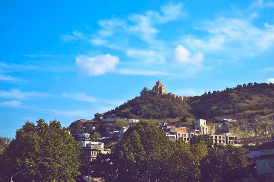 Narikala al tramonto: la fortezza sul gorge di Tbilisi - 20 Orpiri Dead End | Secret World Trip Planner