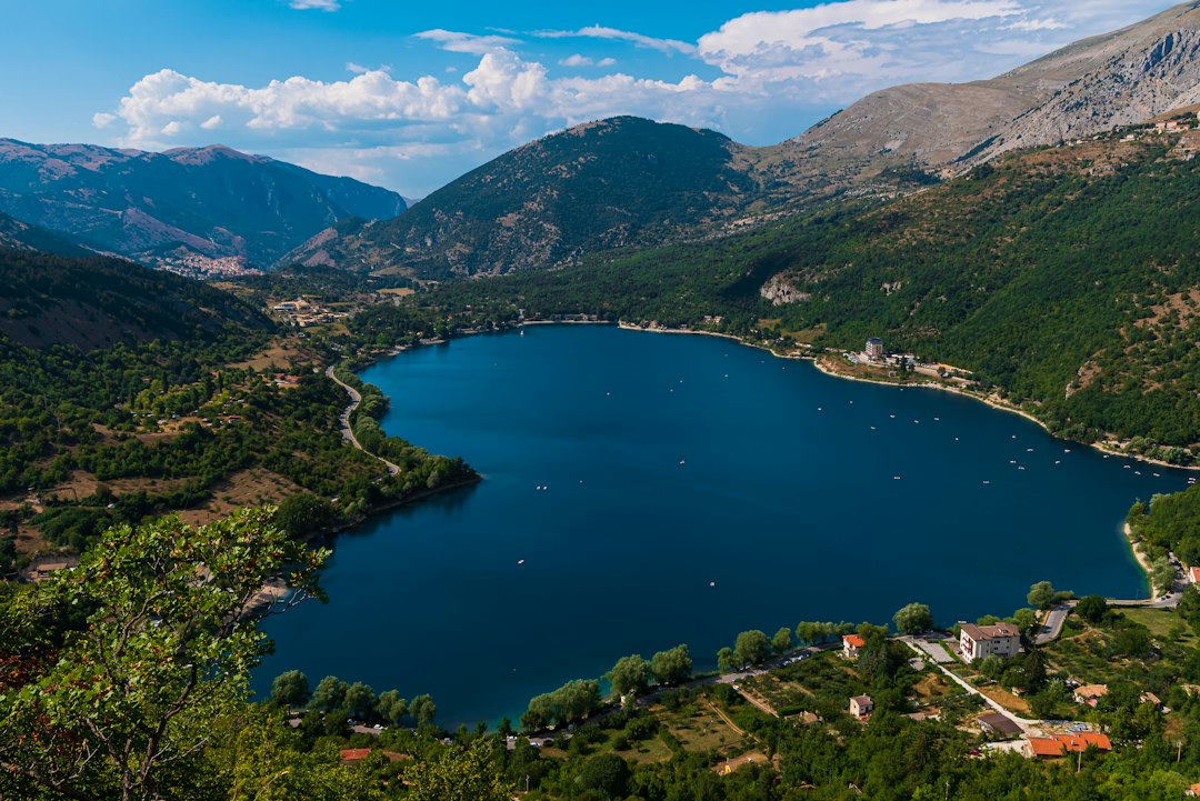 Il lago di Scanno: il cuore glaciale dell'Abruzzo — 67038 Scanno AQ