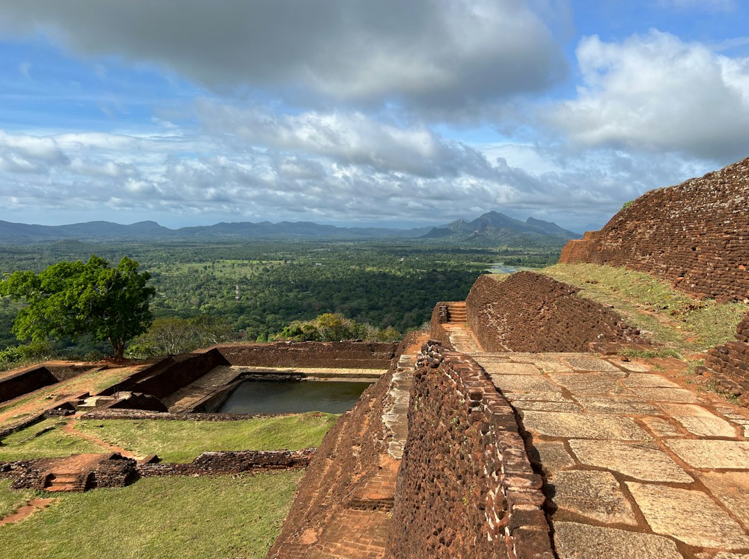 Scopri il Fascino di Sigiriya Lion Rock - XQ46+R46 | Secret World Trip Planner