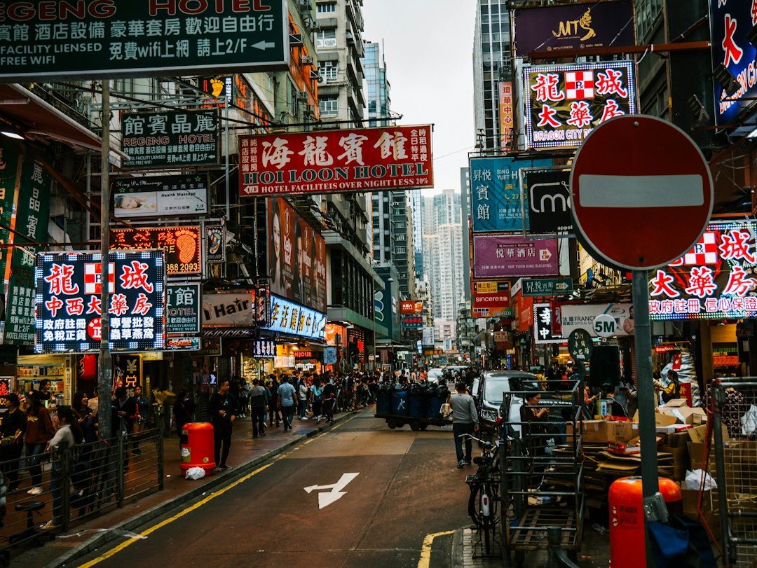 Esplorando il Mercato Notturno di Temple Street a Hong Kong - Jordan | Secret World Trip Planner