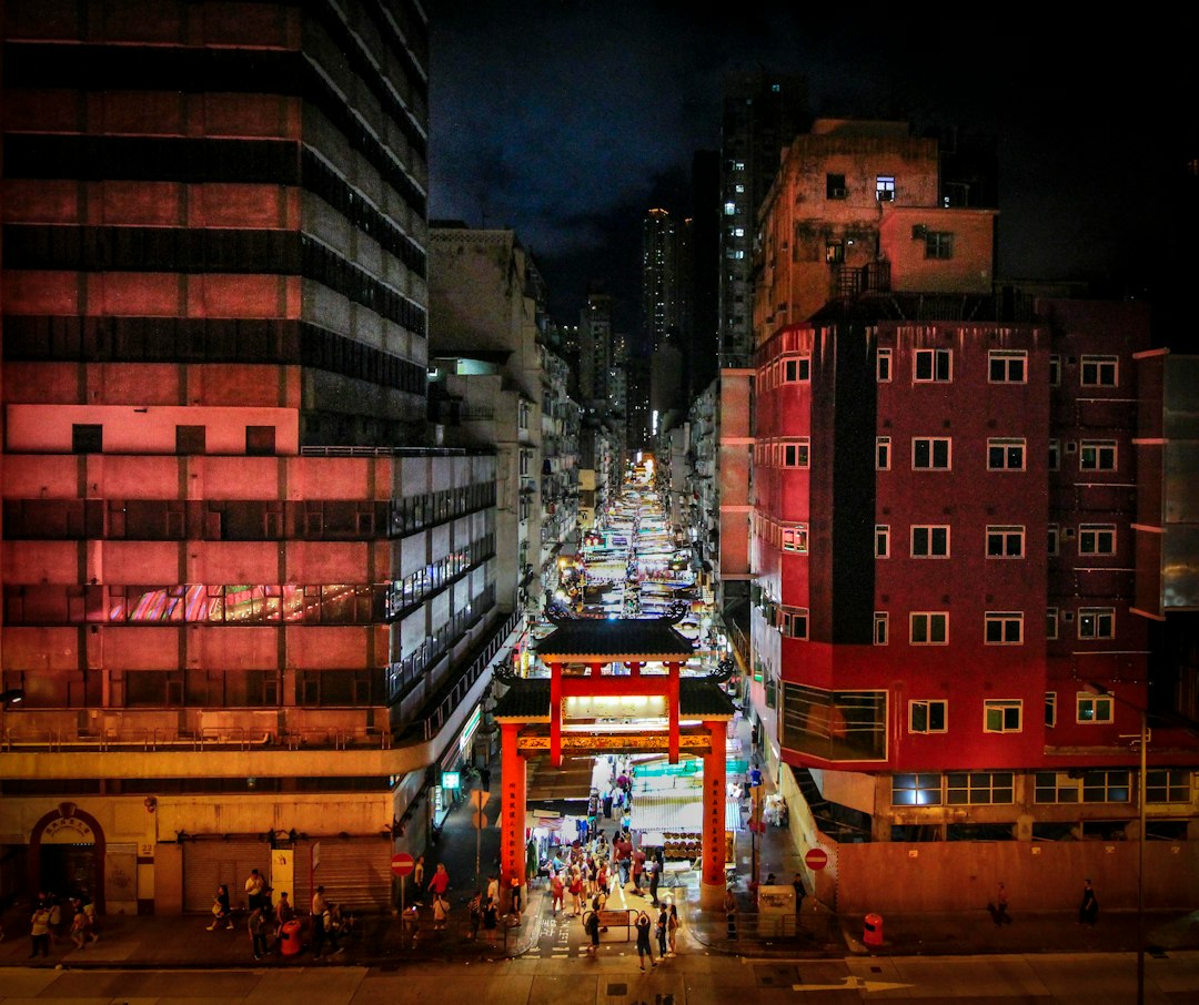 Esplorando il Mercato Notturno di Temple Street a Hong Kong - Jordan | Secret World Trip Planner