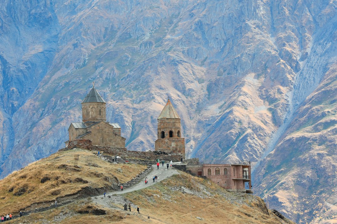 Chiesa di Gergeti: il tempio sul tetto del Caucaso - Kazbegi | Secret World Trip Planner