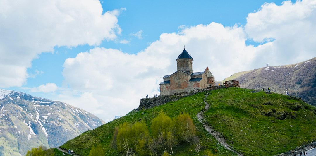Chiesa di Gergeti: il tempio sul tetto del Caucaso - Kazbegi | Secret World Trip Planner