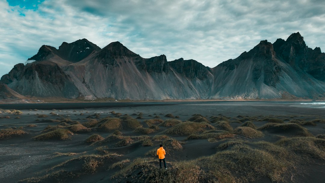Stokksnes: la spiaggia nera sotto il Vestrahorn — Stokksnesvegur 9720