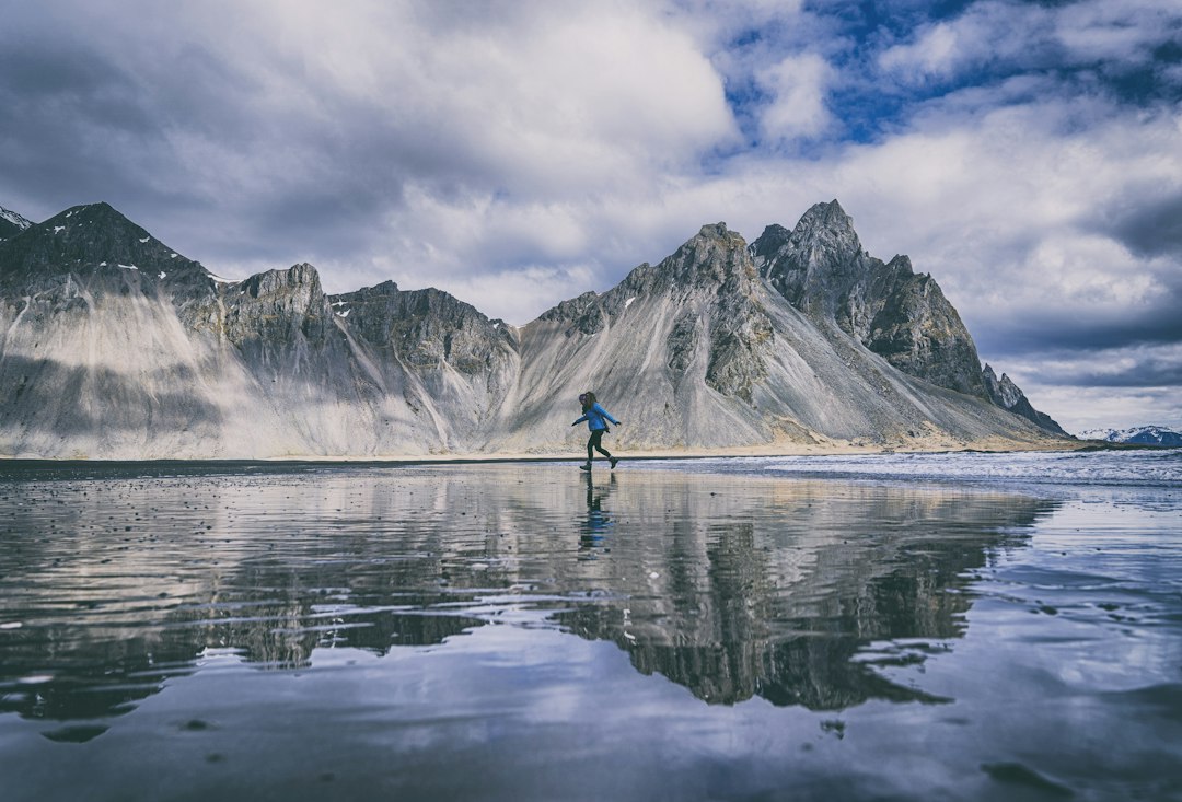 Stokksnes: la spiaggia nera sotto il Vestrahorn - Stokksnesvegur 9720 | Secret World Trip Planner
