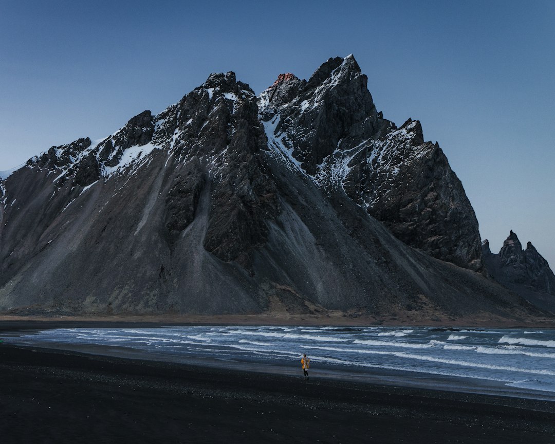 Stokksnes: la spiaggia nera sotto il Vestrahorn - Stokksnesvegur 9720 | Secret World Trip Planner