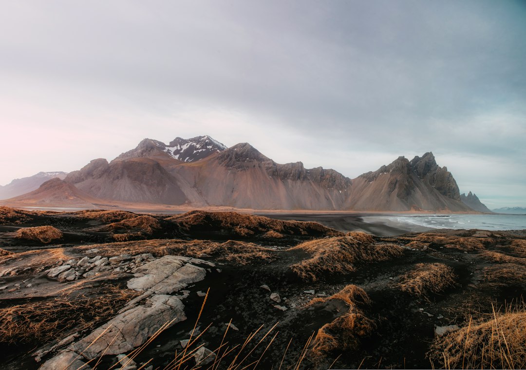 Stokksnes: la spiaggia nera sotto il Vestrahorn - Stokksnesvegur 9720 | Secret World Trip Planner