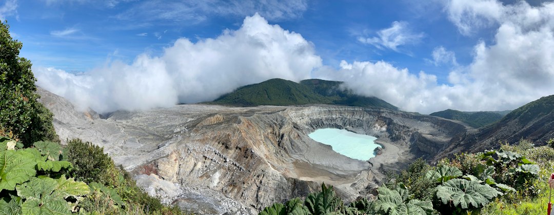 Vulcano Poás: il cratere acido più grande del mondo - Provincia di Alajuela | Secret World Trip Planner
